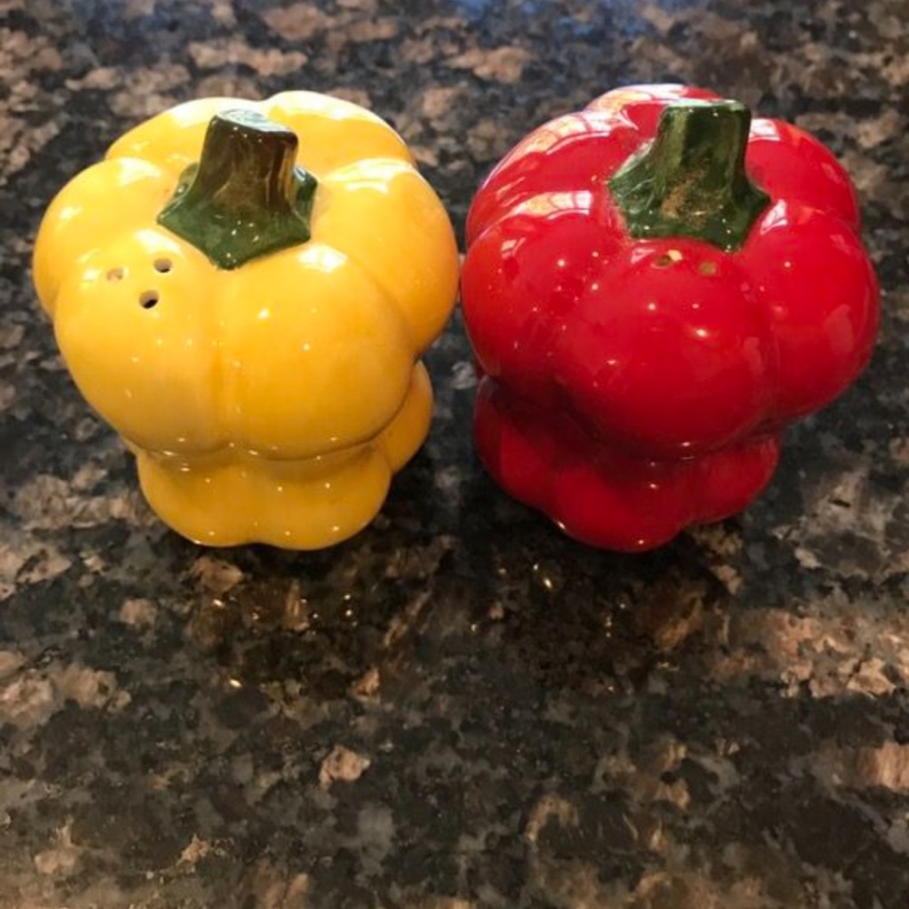 [Harry & David] Ceramic Bell Pepper Salt and Pepper Shakers